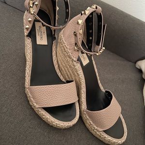 DOUBLE ROCKSTUD GRAINY CALFSKIN WEDGE SANDAL 95 MM